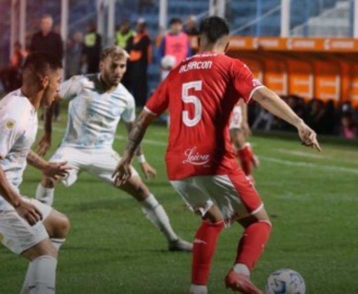 Alarcón y la pelota en Tucumán.
