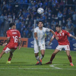 Atlético Tucumán golea a Huracán y le impide llegar a la cima