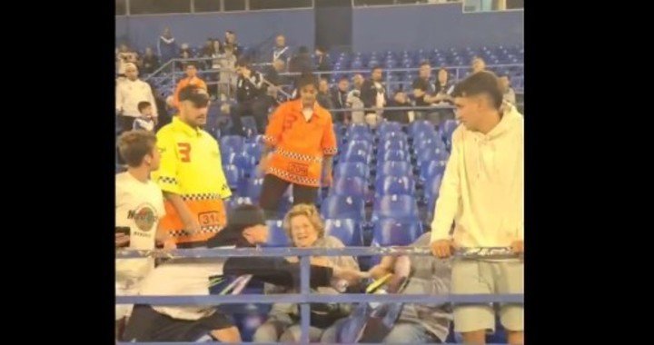 Insólito momento en la platea de Vélez.