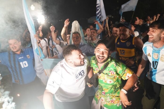 Locura por Colapinto: bombos, bengalas y cantitos en un banderazo masivo en Brasil