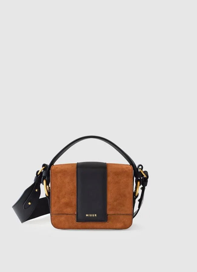 Bolso marrón con detalles en piel de Miuur, 345 euros.