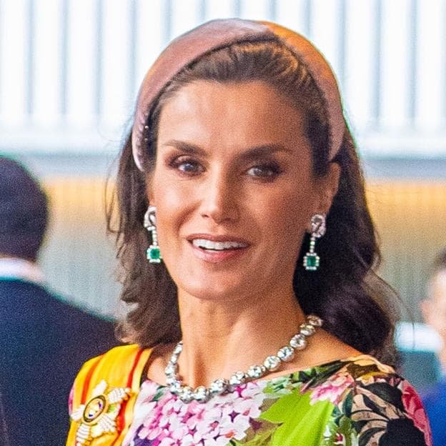 La reina Letizia, con el collar de chatones en la coronación de Naruhito de Japón.