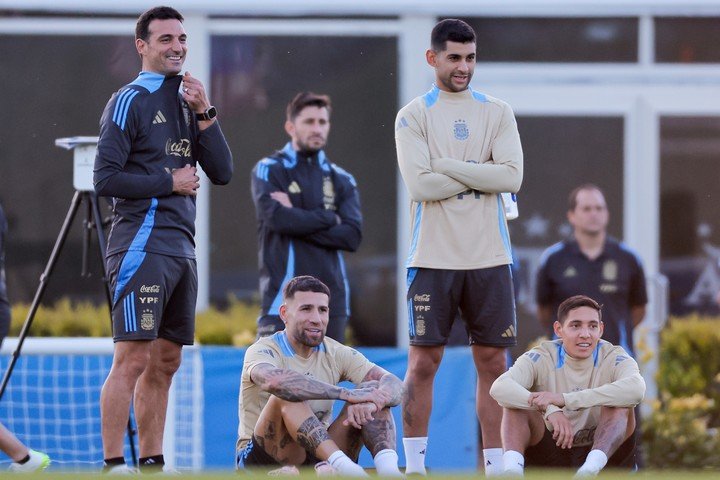 Scaloni con Otamendi, Romero y Molina, titulares en Asunción. EFE/ Juan Ignacio Roncoroni