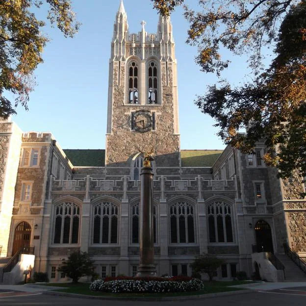 Fachada del Boston College, la institución que durante un tiempo custodió las grabaciones del Proyecto Belfast.