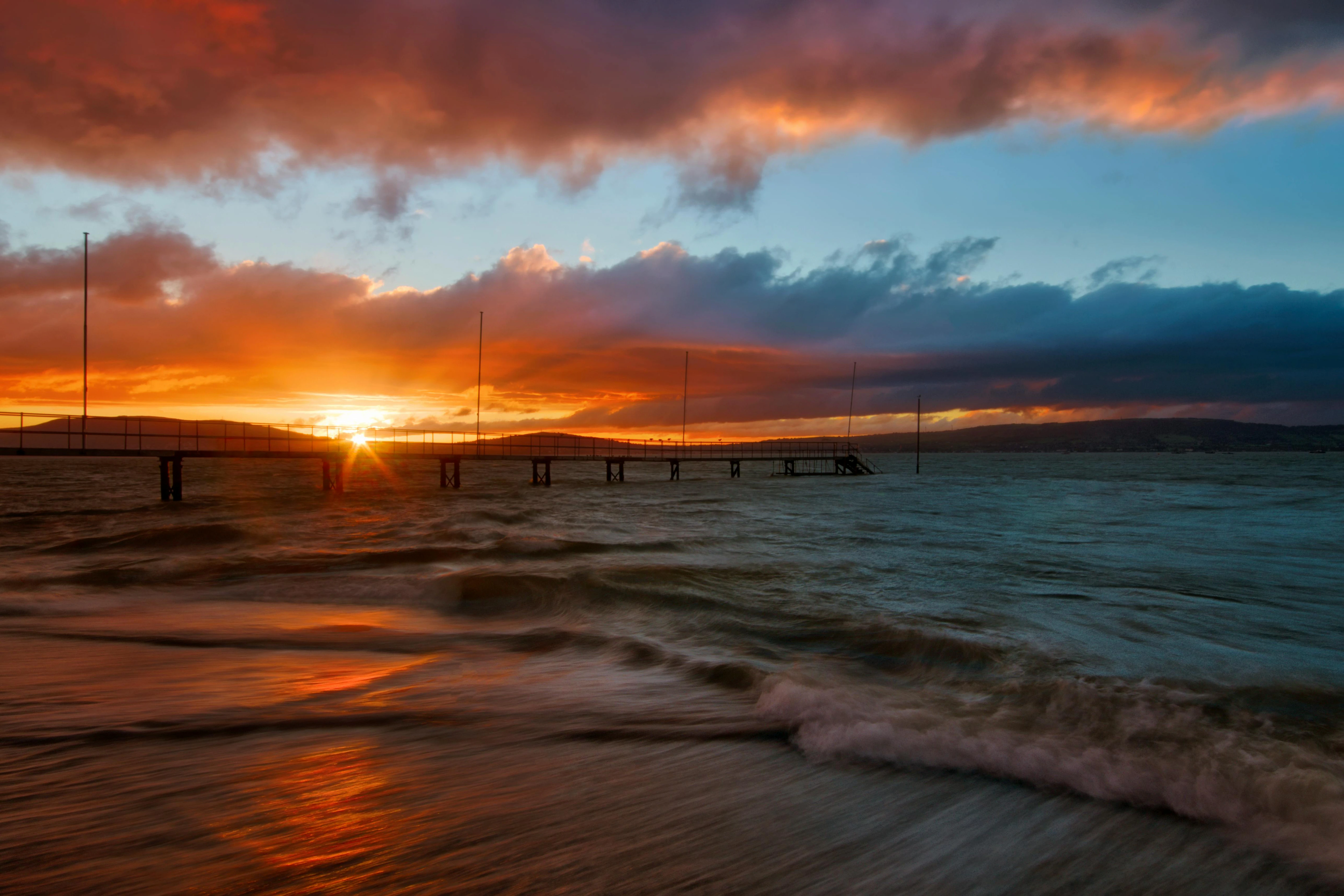 Atardecer en una playa de la costa de Irlanda del Norte.