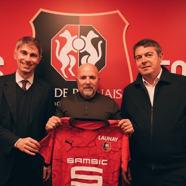 El DT argentino, junto a los hermanos Pinault, dueños del Rennes.
