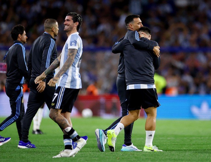 Scaloni abraza a Lautaro al final (Reuters).