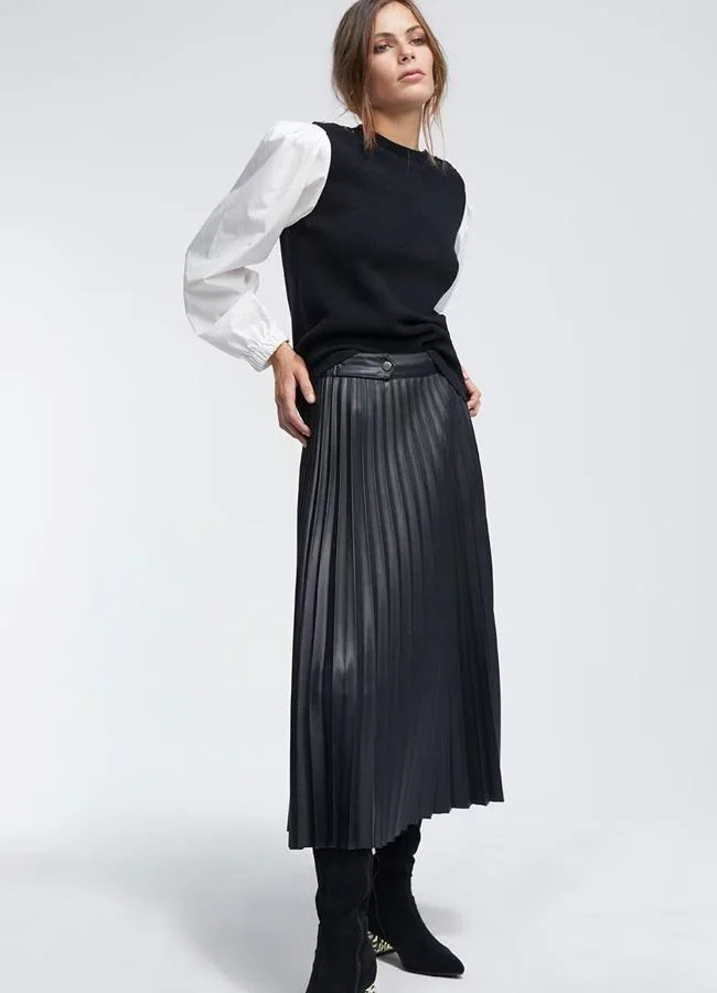 Falda negra plisada de Lola Casademunt, 99 euros.