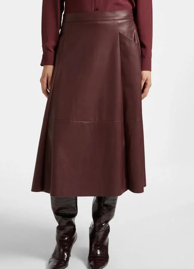 Falda midi de piel burdeos de Elena Miró, 160 euros.