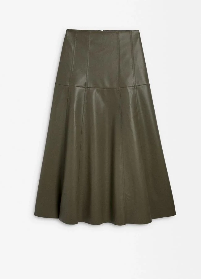 Falda midi de piel verde de Parfois, 49,99 euros.