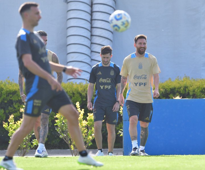 Scaloni para la pelota y Messi sonríe. (Foto: Marcelo Carroll)