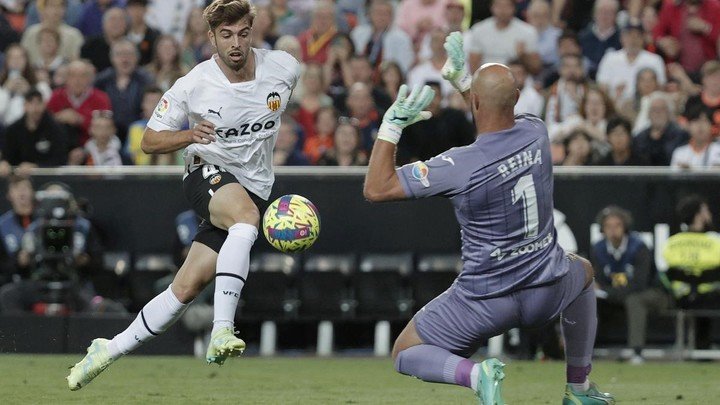 El Valencia necesita encarecidamente volver a sumar de a tres para tratar de salir del fondo de la tabla. EFE