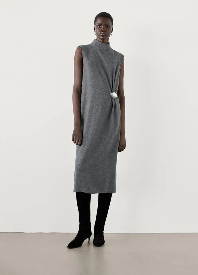 Vestido de punto en gris de Massimo Dutti.