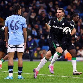 Manchester City no supo mantener el resultado y permitió la remontada de un Feyenoord liderado por un brillante Santi Giménez