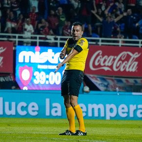 Los árbitros de la fecha 22: Lobo Medina con el puntero