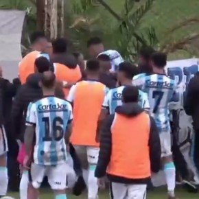 Escándalo en el Ascenso: jugadores le pegaron a un juez de línea