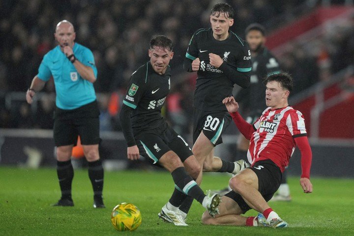 Mac Allister en acción frente al Southampton (AP Photo).