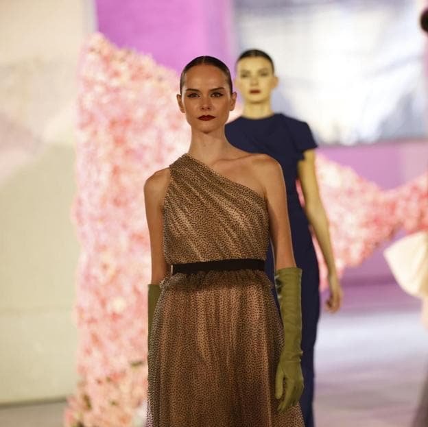 Las modelos de Antonio García desfilando en Real Fábrica deArtillería de Sevilla. 