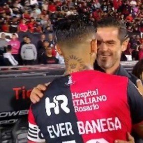 Gago, Banega y un abrazo de dos con los destinos cruzados