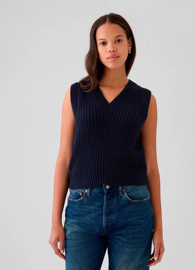 Chaleco negro con cuello en V de GAP, 49,95 euros.