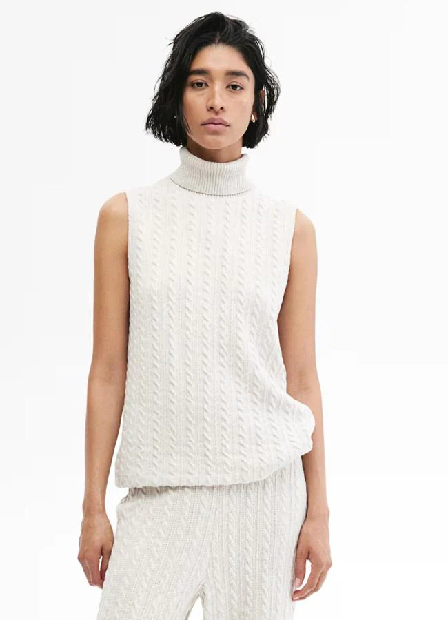 Chaleco blanco con cuello alto de H&M, 29,99 euros.