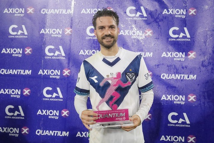 Bouzat fue la pieza clave para que los de Villa Luro alcancen la final de la Copa Argentina con un doblete agónico ante Boca.