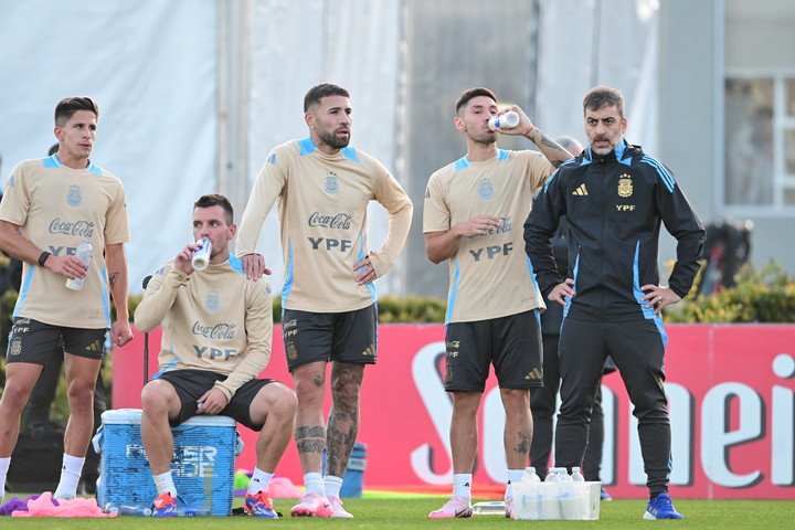 Giuliano en un entrenamiento con la Mayor junto a Lo Celso, Otamendi y Montiel
(foto MARCELO CARROLL)