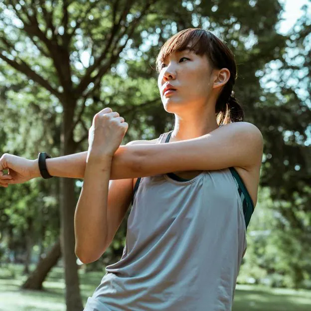 Para hacer este método, es necesario estirar los brazos mientras se tensa el abdomen. 