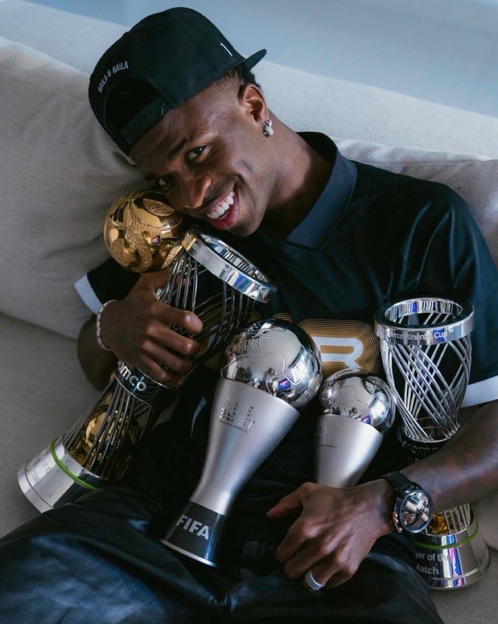 Vinicius, feliz con todos sus premios.