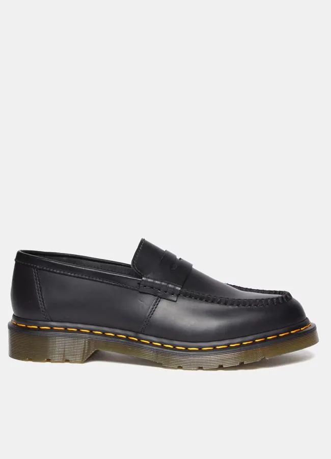 Mocasín negro con pespuntes amarillos de Dr.Martens, 189 euros.