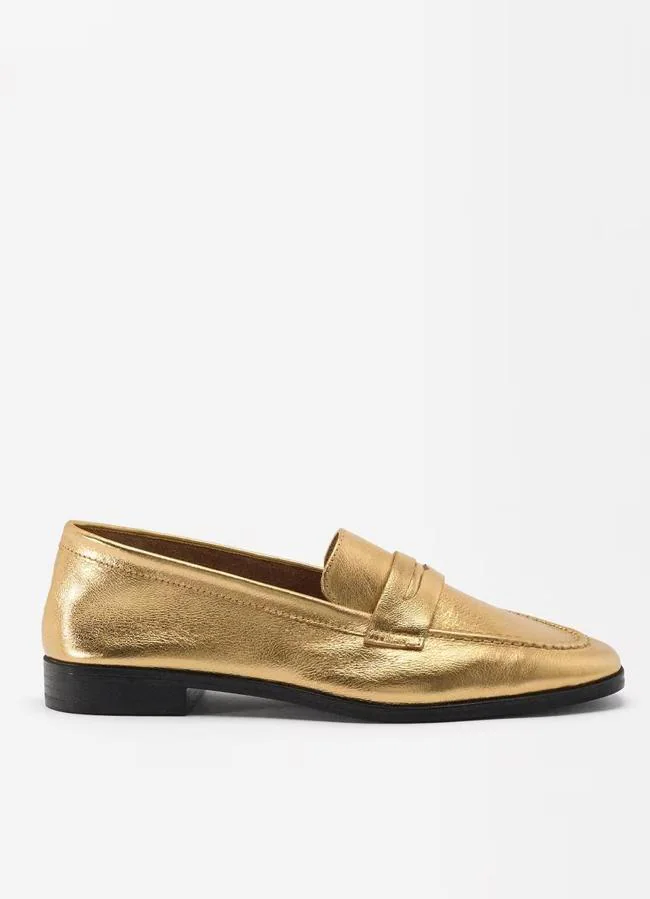 Mocasín dorado de Parfois, 45,99 euros.