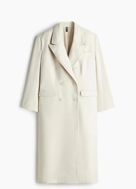 Abrigo blanco de H&M (79,99 euros)