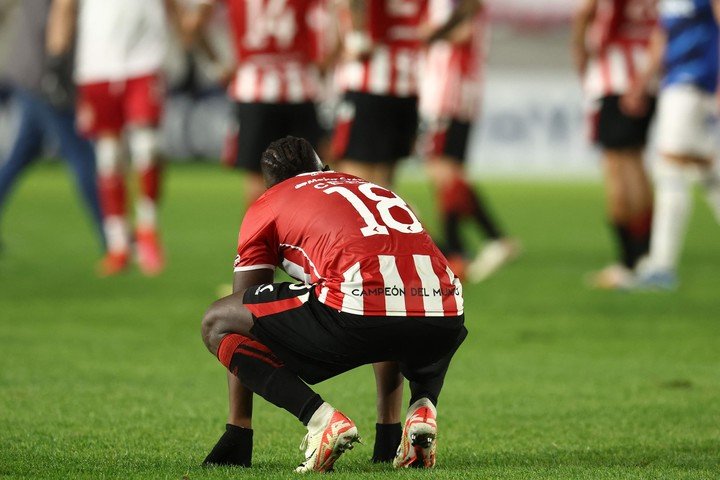 Edwuin Cetré tras la derrota 3-4 en UNO ante Huachipato, por la Copa. (Foto: ALEJANDRO PAGNI / AFP)