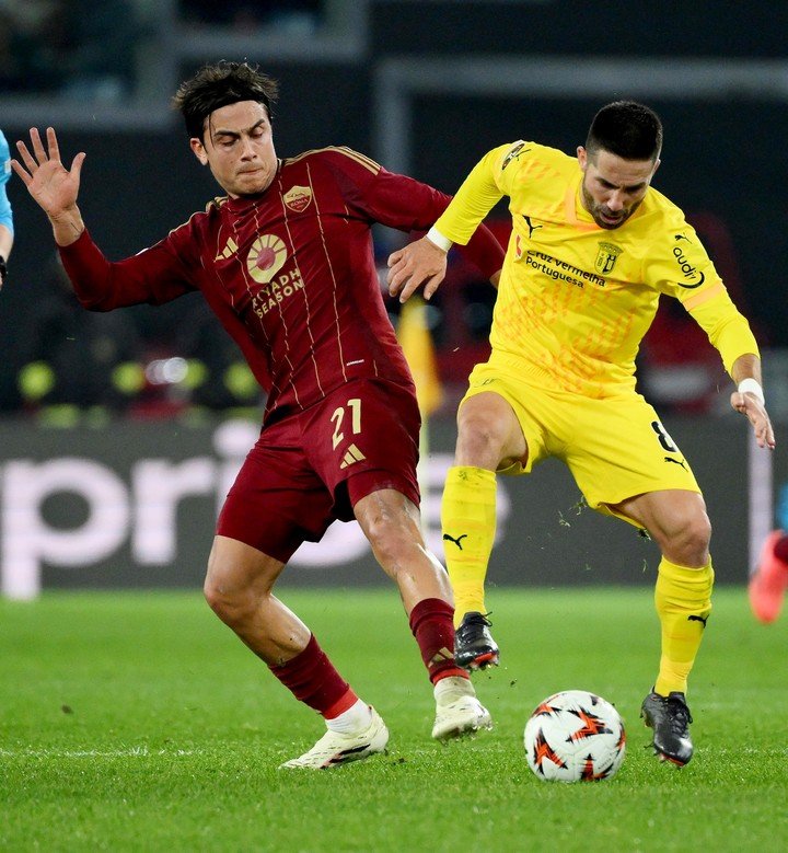 Paulo Dybala contra Joao Moutinho (EFE).