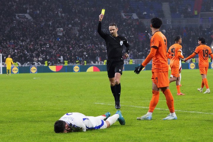 Tagliafico en el piso tras un foul.