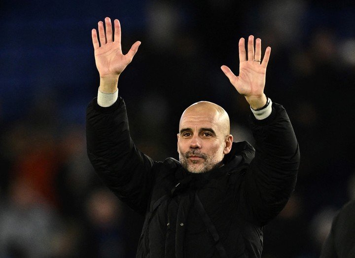 Guardiola saluda tras el triunfo por 2-0 ante Leicester. (FOTO: REUTERS).