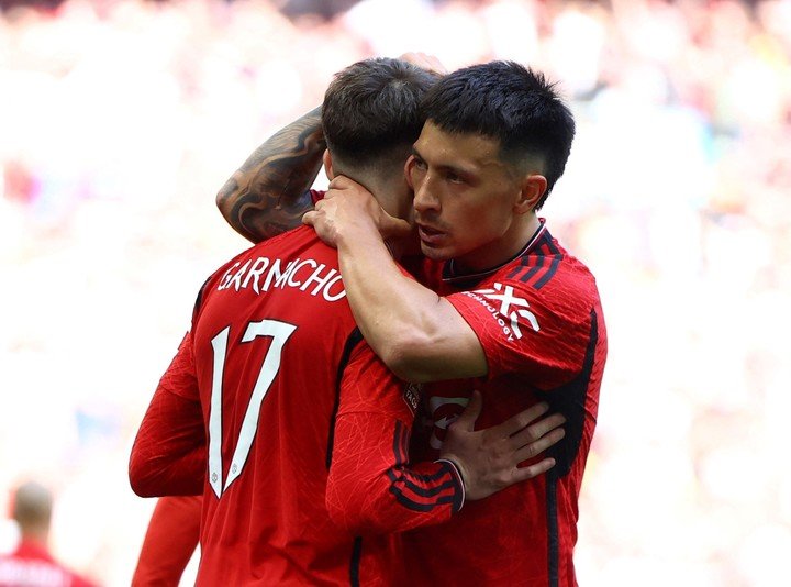 Lisandro Martínez y Alejandro Garnacho. (REUTERS)