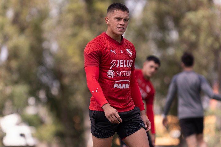 Santiago Hidalgo, en una práctica en el Rojo. (Foto: Prensa Independiente)