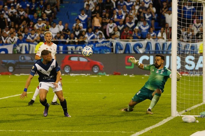 El arquero tuvo una gran actuación ante Vélez, pero no pudo evitar la derrota.