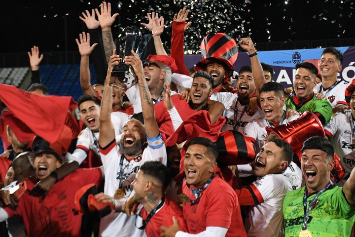 Patronato y el título de la Copa Argentina que le permitió disputar la Copa Libertadores al año siguiente.
(Foto: JUAN JOSE GARCIA - FTP CLARIN)