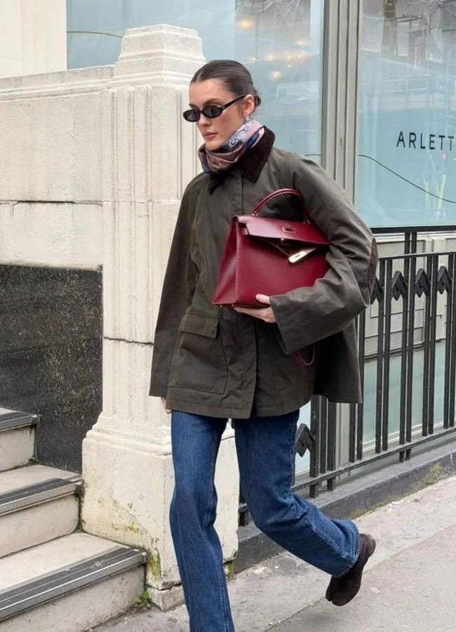 Abrigo Barbour con pañuelo estampado y bolso burdeos/@sobalera