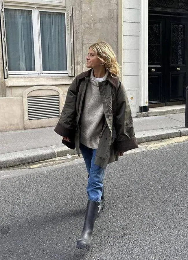 Look de abrigo Barbour con jersey oversize y botas de agua/@alicepilate