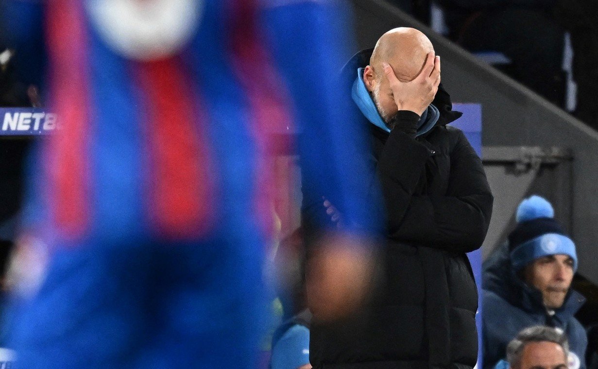 Pep Guardiola se toma la cabeza, Manchester City sigue sin sumar de a tres como visitante. (FOTO: REUTERS).