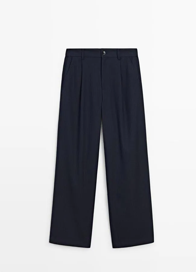 Pantalón strait fit raya diplomática azul marino de Massimo Dutti (59,95€)