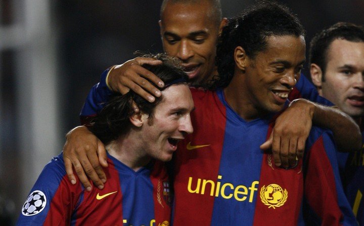 Messi y Ronaldinho festejan juntos un gol del Barcelona.