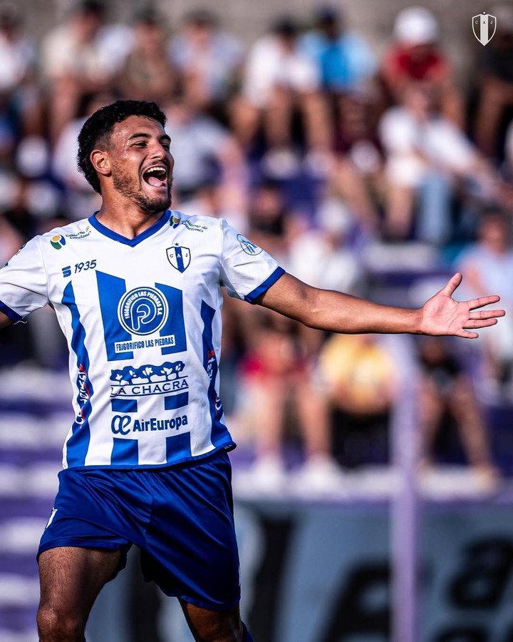 Anthony Aires festeja el gol del empate de Juventud de las Piedras.