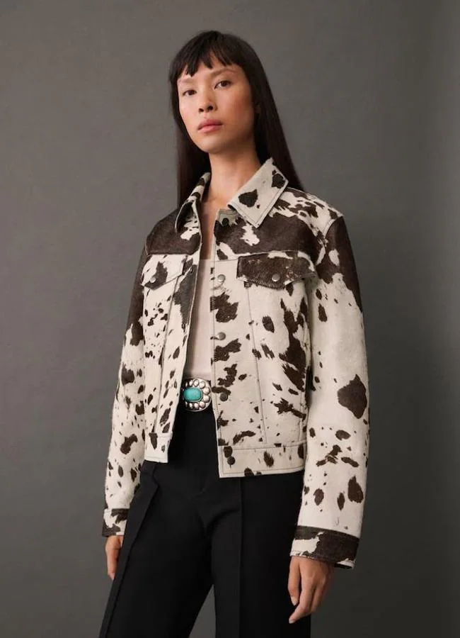 Chaqueta de piel con estampado de vaca