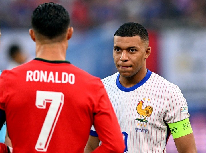 CR7 y Mbappé, atentos al sorteo (Reuters). 