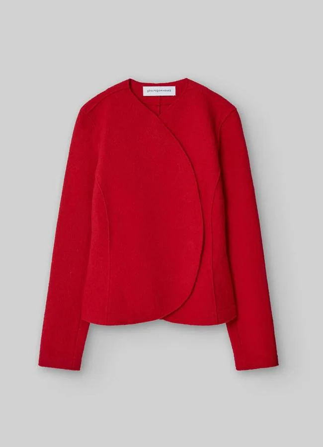 Chaqueta corta de lana merino roja de Adolfo Domínguez, 229 euros.