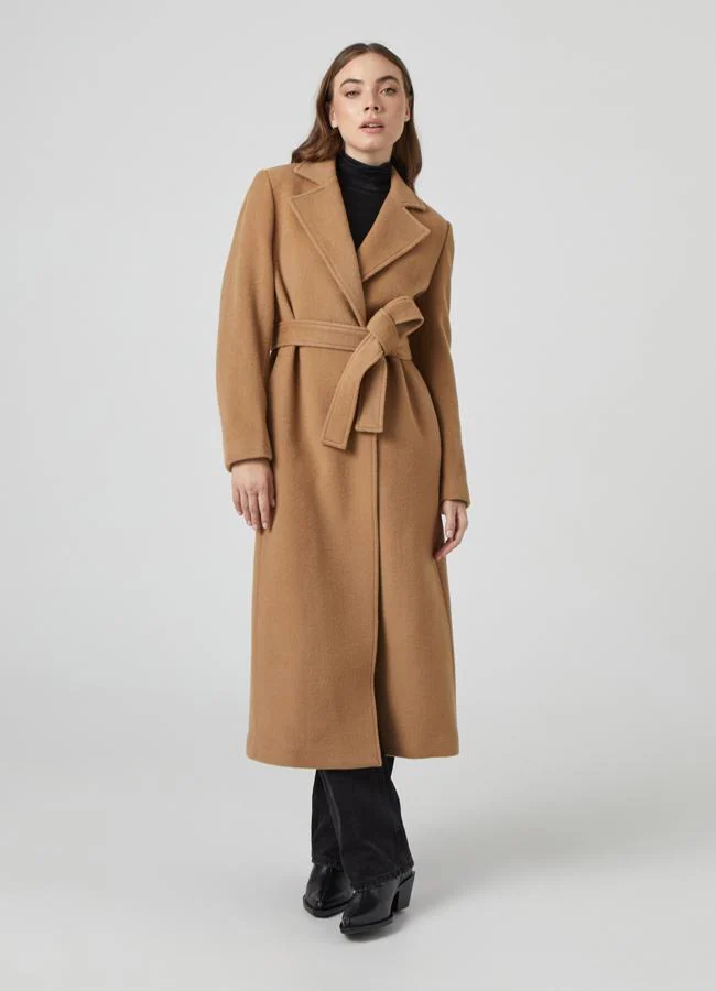 Abrigo marrón con cinturón de Hannibal Laguna, 350 euros.